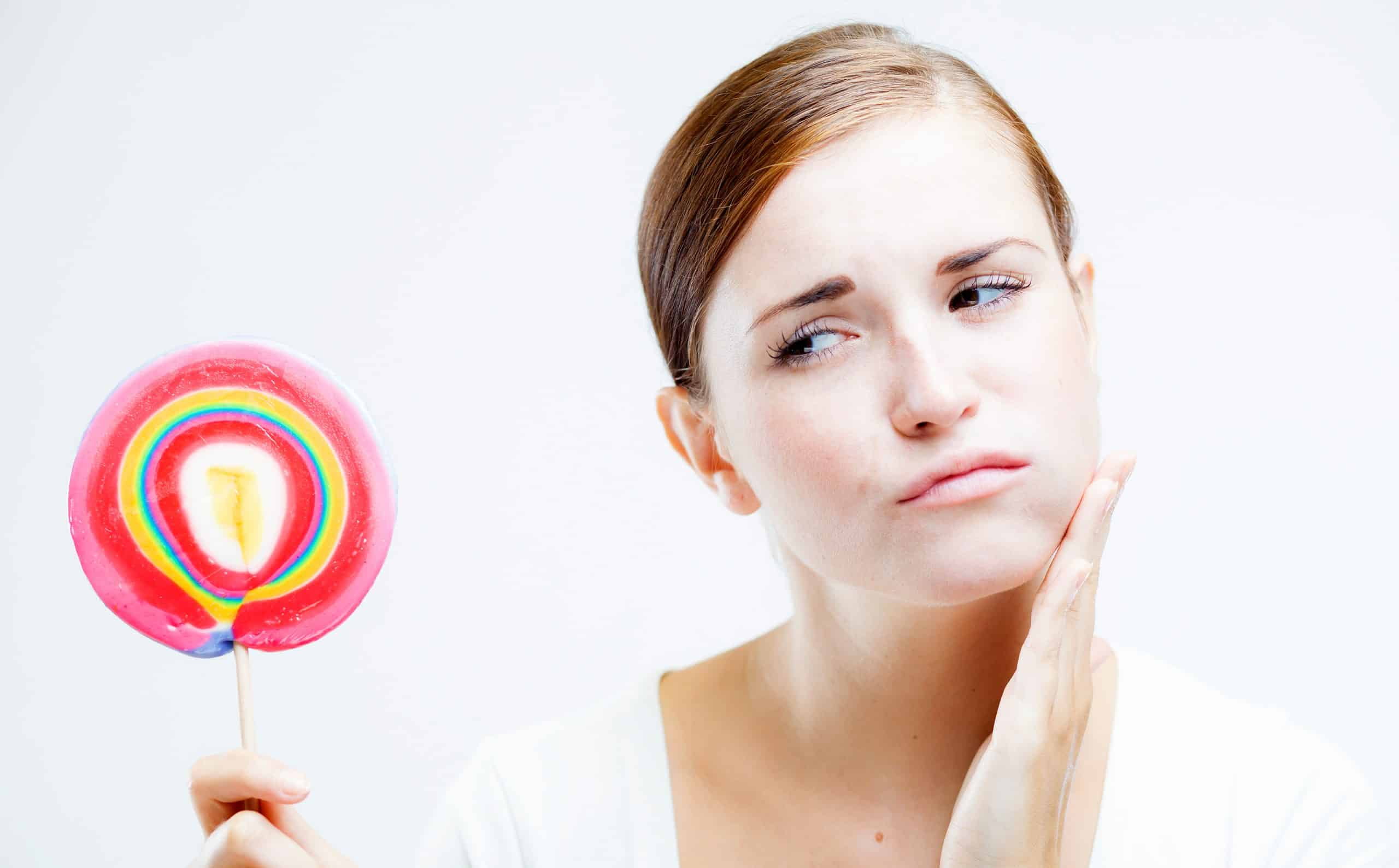 my-teeth-hurt-when-eating-candy-why-and-what-to-do-about-it-main